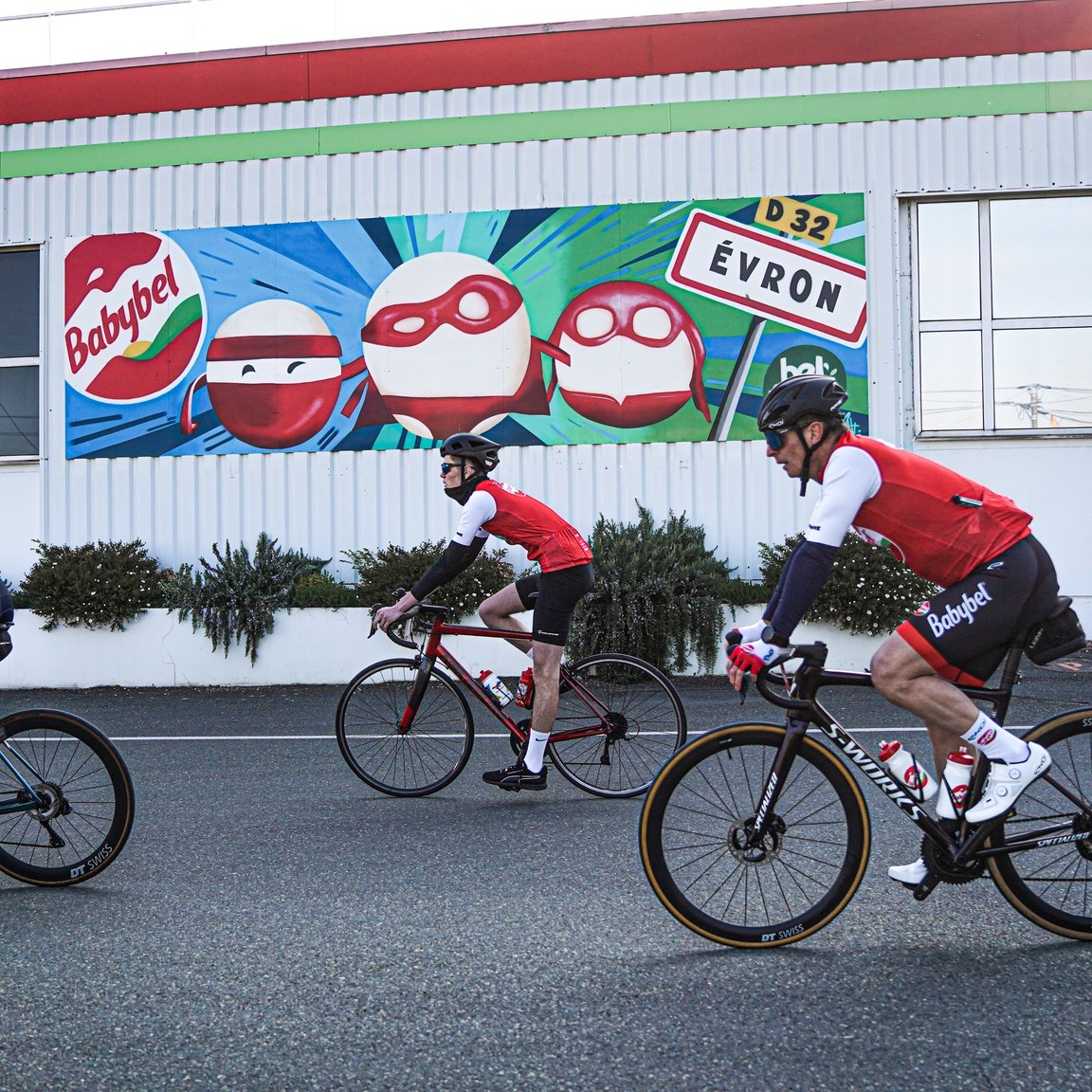 😅 Insolite : un départ par l'usine Bel - Babybel d'Evron. 

Savez vous combien de portions sont faites chaque jour ? 
Combien de collaborateurs y travaillent ? 
👇
👇
👇
👇
600 collaborateurs pour 5 millions de Babybel produits/jour. 😱

📸 @damien.thomas_ 

𝐈𝐧𝐟𝐨𝐫𝐦𝐚𝐭𝐢𝐨𝐧𝐬 & 𝐢𝐧𝐬𝐜𝐫𝐢𝐩𝐭𝐢𝐨𝐧𝐬 ⤵️
✍️ https://cyclosportive-babybel.fr

#CyclosportiveBabybel #BBL #CycloBBL #Babybel #Mayenne #Evron #Cyclo #Gravel #Cyclosport #LaurentJalabert #Cycling #ekoi #ekoicycling #ekoiracing