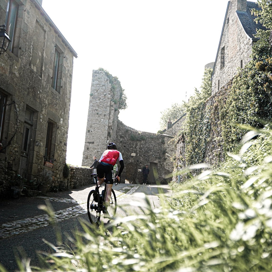🏰 Passage insolite au coeur de la cité médiévale de @sainte.suzanne.coevrons 

𝘗𝘦𝘳𝘤𝘩𝘦́𝘦 𝘴𝘶𝘳 𝘶𝘯 𝘱𝘪𝘵𝘰𝘯 𝘳𝘰𝘤𝘩𝘦𝘶𝘹 𝘥𝘰𝘮𝘪𝘯𝘢𝘯𝘵 𝘥𝘦 70 𝘮𝘦̀𝘵𝘳𝘦𝘴 𝘭𝘢 𝘷𝘢𝘭𝘭𝘦́𝘦 𝘥𝘦 𝘭'𝘌𝘳𝘷𝘦, 𝘦𝘯𝘵𝘳𝘦 𝘓𝘢𝘷𝘢𝘭 𝘦𝘵 𝘓𝘦 𝘔𝘢𝘯𝘴, 𝘚𝘢𝘪𝘯𝘵𝘦-𝘚𝘶𝘻𝘢𝘯𝘯𝘦 𝘦𝘴𝘵 𝘴𝘶𝘳𝘵𝘰𝘶𝘵 𝘤𝘰𝘯𝘯𝘶𝘦 𝘤𝘰𝘮𝘮𝘦 𝘭𝘢 𝘤𝘪𝘵𝘦́ 𝘮𝘦́𝘥𝘪𝘦́𝘷𝘢𝘭𝘦 𝘲𝘶𝘪 𝘥𝘦́𝘧𝘪𝘢 𝘎𝘶𝘪𝘭𝘭𝘢𝘶𝘮𝘦 𝘭𝘦 𝘊𝘰𝘯𝘲𝘶𝘦́𝘳𝘢𝘯𝘵. 𝘌𝘵 𝘱𝘰𝘶𝘳𝘵𝘢𝘯𝘵... 𝘚𝘢 𝘥𝘰𝘶𝘣𝘭𝘦 𝘦𝘯𝘤𝘦𝘪𝘯𝘵𝘦 𝘥𝘦 𝘳𝘦𝘮𝘱𝘢𝘳𝘵𝘴 𝘦𝘵 𝘭𝘦 𝘳𝘪𝘤𝘩𝘦 𝘱𝘢𝘵𝘳𝘪𝘮𝘰𝘪𝘯𝘦 𝘥𝘦 𝘤𝘦𝘵𝘵𝘦 𝘦́𝘱𝘰𝘲𝘶𝘦 𝘦𝘯𝘤𝘰𝘳𝘦 𝘷𝘪𝘴𝘪𝘣𝘭𝘦 𝘯𝘦 𝘤𝘰𝘯𝘴𝘵𝘪𝘵𝘶𝘦𝘯𝘵 𝘱𝘢𝘴 𝘭𝘦𝘴 𝘵𝘦́𝘮𝘰𝘪𝘯𝘴 𝘭𝘦𝘴 𝘱𝘭𝘶𝘴 𝘢𝘯𝘤𝘪𝘦𝘯𝘴 𝘥𝘦 𝘭'𝘩𝘪𝘴𝘵𝘰𝘪𝘳𝘦 𝘥𝘦 𝘚𝘢𝘪𝘯𝘵𝘦-𝘚𝘶𝘻𝘢𝘯𝘯𝘦. 𝘓𝘦 𝘥𝘰𝘭𝘮𝘦𝘯 𝘥𝘦𝘴 𝘌𝘳𝘷𝘦𝘴 (𝘭𝘦 𝘱𝘭𝘶𝘴 𝘢𝘯𝘤𝘪𝘦𝘯 𝘮𝘰𝘯𝘶𝘮𝘦𝘯𝘵 𝘥𝘦 𝘭𝘢 𝘔𝘢𝘺𝘦𝘯𝘯𝘦) 𝘢𝘪𝘯𝘴𝘪 𝘲𝘶𝘦 𝘥𝘦 𝘳𝘦́𝘤𝘦𝘯𝘵𝘦𝘴 𝘧𝘰𝘶𝘪𝘭𝘭𝘦𝘴 𝘢𝘳𝘤𝘩𝘦́𝘰𝘭𝘰𝘨𝘪𝘲𝘶𝘦𝘴 𝘳𝘦́𝘷𝘦̀𝘭𝘦𝘯𝘵 𝘥𝘦𝘴 𝘰𝘳𝘪𝘨𝘪𝘯𝘦𝘴 𝘥𝘶 𝘴𝘪𝘵𝘦 𝘥𝘢𝘵𝘦́𝘦𝘴 𝘥𝘦 𝘤𝘪𝘯𝘲 𝘢̀ 𝘴𝘪𝘹 𝘴𝘪𝘦̀𝘤𝘭𝘦𝘴 𝘢𝘷𝘢𝘯𝘵 𝘑𝘦́𝘴𝘶𝘴-𝘊𝘩𝘳𝘪𝘴𝘵 !

📸 @damien.thomas_ 

𝐈𝐧𝐟𝐨𝐫𝐦𝐚𝐭𝐢𝐨𝐧𝐬 & 𝐢𝐧𝐬𝐜𝐫𝐢𝐩𝐭𝐢𝐨𝐧𝐬 ⤵️
✍️ https://cyclosportive-babybel.fr

#CyclosportiveBabybel #RunningBabybel #running #courseapied #run #BBL #CycloBBL #Babybel #Mayenne #Evron #Cyclo #Gravel #Cyclosport #LaurentJalabert #Cycling #ekoi #ekoicycling #ekoiracing