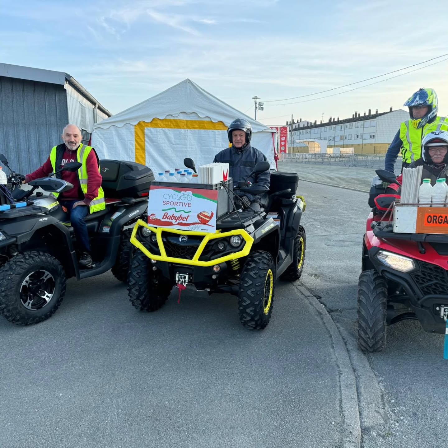 💥 Nous y sommes ! 
La 3ème édition est là. 😁 

Merci au @ca_evron_cyclisme pour le balisage Gravel ainsi que nos bénévoles pour la mise en sacs (4000!) de vos cadeaux. Ce soir, nos 300 bénévoles ont récupéré leurs consignes pour vous accueillir et sécuriser. 🤓

𝐈𝐧𝐟𝐨𝐫𝐦𝐚𝐭𝐢𝐨𝐧𝐬 & 𝐢𝐧𝐬𝐜𝐫𝐢𝐩𝐭𝐢𝐨𝐧𝐬 ⤵️
✍️ https://cyclosportive-babybel.fr

#CyclosportiveBabybel #BBL #CycloBBL #Babybel #Mayenne