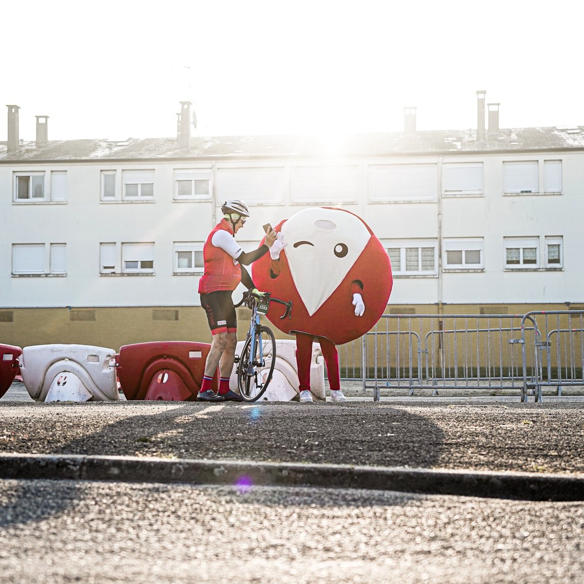 🥰 Vous, elle, un soleil levant, un maillot qui vous rassemble et la route qui vous attend. C'est une belle histoire qui commence, non ? 🥹

📸 @damien.thomas_ 

𝐈𝐧𝐟𝐨𝐫𝐦𝐚𝐭𝐢𝐨𝐧𝐬 & 𝐢𝐧𝐬𝐜𝐫𝐢𝐩𝐭𝐢𝐨𝐧𝐬 ⤵️
✍️ https://cyclosportive-babybel.fr

#CyclosportiveBabybel #BBL #CycloBBL #Babybel #Mayenne #Evron #Cyclo #Gravel #Cyclosport #LaurentJalabert #Cycling #ekoi #ekoicycling #ekoiracing